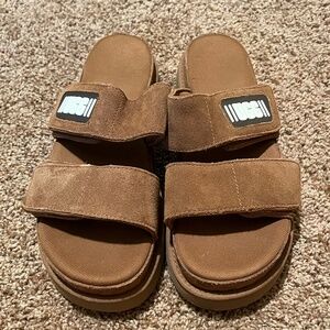 Ugg Suede Platform Sandals size 9.5 worn a couple times awesome condition memory
